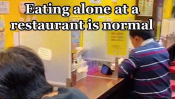 Makan sendirian di restoran adalah hal sangat biasa di Negeri Sakura. Foto: Bored Panda