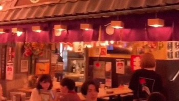 Memberi tips pada pelayan restoran atau lainnya dianggap tidak sopan di sana. Foto: Bored Panda