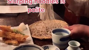 Menyeruput mie adalah kebiasaan warga di sana. Foto: Bored Panda