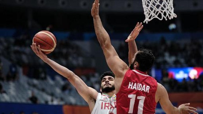 Irans Mohammad Amini (L) shoots as Lebanons Mohamad Haidar tries to block during the FIBA Basketball World Cup group P match between Iran and Lebanon at Indonesia Arena in Jakarta on September 2, 2023. (Photo by Yasuyoshi CHIBA / AFP)