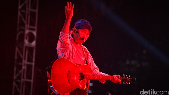 Iwan Fals Iwan Fals dan Sawung Jabo di Synchronize Fest 2023.