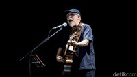 Iwan Fals, legenda musik Indonesia, juga pernah mengamen untuk memenuhi kebutuhan hidupnya dan melatih kemampuan bermusiknya.  Foto: Andhika Prasetya/detikFoto