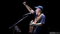 Masih seperti dulu, Iwan Fals dan Sawung Jabo tetap menyelipkan kritik sosial di lagunya.