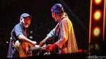 Iwan Fals x Sawung Jabo: Reuni dan Tetap Kritis di Atas Panggung