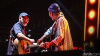 Iwan Fals dan Sawung Jabo tampil di Synchronize Festival 2023 di Gambir Expo Kemayoran, Jakarta, Jumat (1/9/2023).
