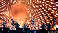 Di awal, JKT48 membawakan lagu mereka seperti Everyday, Kachuusa, Jurus Rahasia Teleport, Eureka Milik Kita, dan Rapsodi.