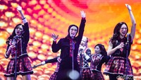 Penonton semakin riuh saat member dari Gen 1 naik ke atas panggung, yaitu Melody, Beby, Nabilah, Veranda, Shanju dan Kinal.