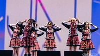 Penampilan mereka terasa spesial lantaran berkolaborasi dengan sejumlah member di Gen 1.