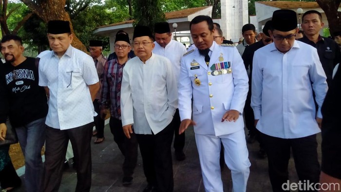 Jusuf Kalla menghadiri pemakaman mantan Gubernur Sulsel Amin Syam.