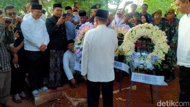 Jusuf Kalla menghadiri pemakaman mantan Gubernur Sulsel Amin Syam.