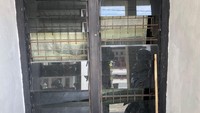 Sebelum kaca rumah kontrakan itu dipecah. Pemilik sudah terlebih dahulu memberi tahu atau menegur. Sayangnya teguran itu diabaikan.  (Foto: Istimewa)