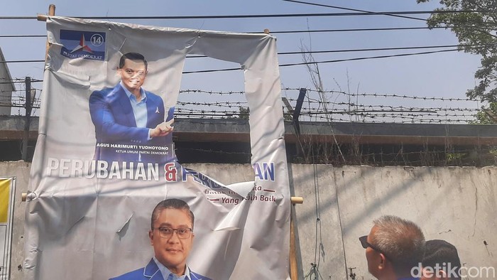 Kader Demokrat Kabupaten Bandung merobek baliho bergambar Anies Baswedan