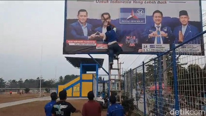Kader Demokrat Lampung coret wajah Anies Baswedan.