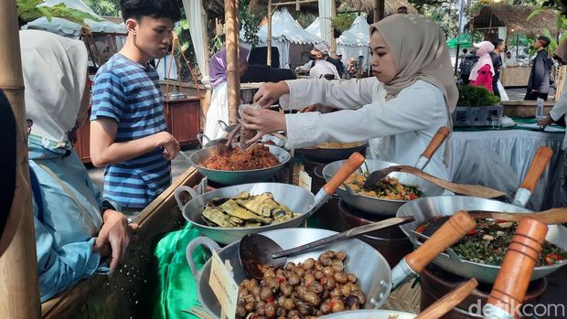 Kampung Sunda sajikan makanan khas Sunda di West Java Festival 2023