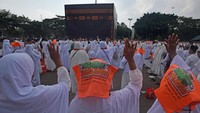 Sejumlah warga melambaikan tangan ke arah replika kabah. Manasik tersebut digelar Kanwil Kemenag Banten bekerjasama dengan operator perjalanan haji dan umroh. 