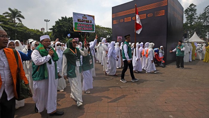 Kanwil Kemenag Banten Gelar Bimbingan Manasik di Alun-alun Kota Serang Sejumlah warga melambaikan tangan ke arah replika kabah saat mengikuti bimbingan manasik ibadah umroh di Alun-alun Kota Serang, Banten, Sabtu (2/9/2023). Manasik tersebut digelar Kanwil Kemenag Banten bekerjasama dengan operator perjalanan haji dan umroh. ANTARA FOTO/Asep Fathulrahman/ hp.