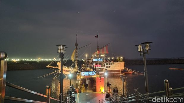 Kapal Going Merry di PIK pada malam hari