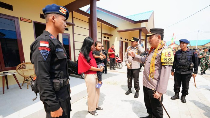 Kapolri Jenderal Listyo Sigit Prabowo meninjau rumah dinas baru Brimob di Kalbar, (dok istimewa).