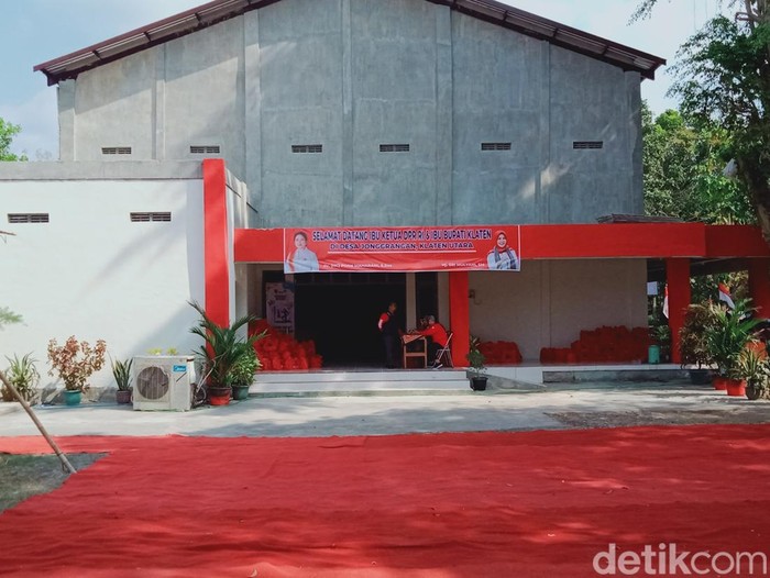 Karpet merah dibentangkan di halaman Gedung Serba Guna Desa Jonggrangan, Kabupaten Klaten, lokasi kunjungan Ketua DPR RI, Puan Maharani, Sabtu (2/9/2023) sore.