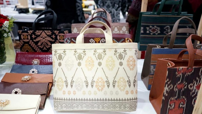Karya Anak Bangsa unjuk Gigi di ASEAN Weekend Market 2023 WovLea Bags Indonesia turut andil di ajang “ASEAN Weekend Market 2023”. Event ini bertujuan memperkenalkan produk dalam negeri ke mancanegara.