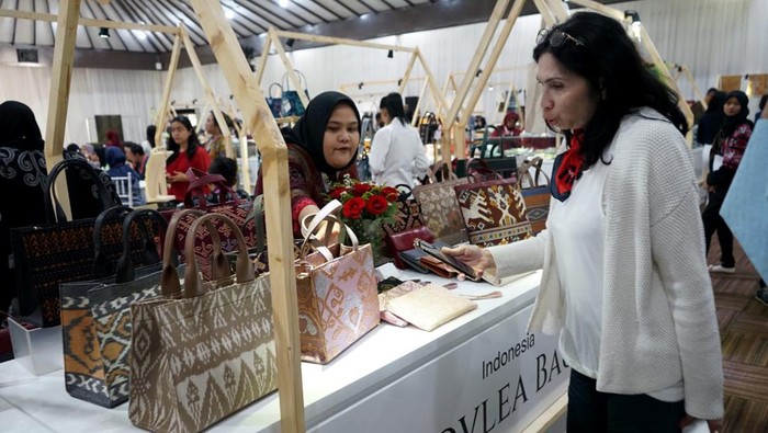 WovLea Bags Indonesia turut andil di ajang “ASEAN Weekend Market 2023”. Event ini bertujuan memperkenalkan produk dalam negeri ke mancanegara.