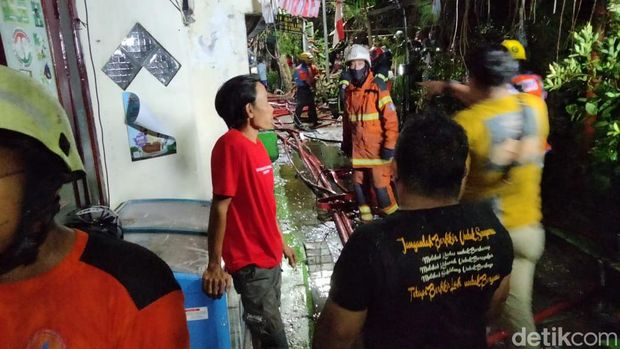 kebakaran di Jalan Kenjeran Surabaya.