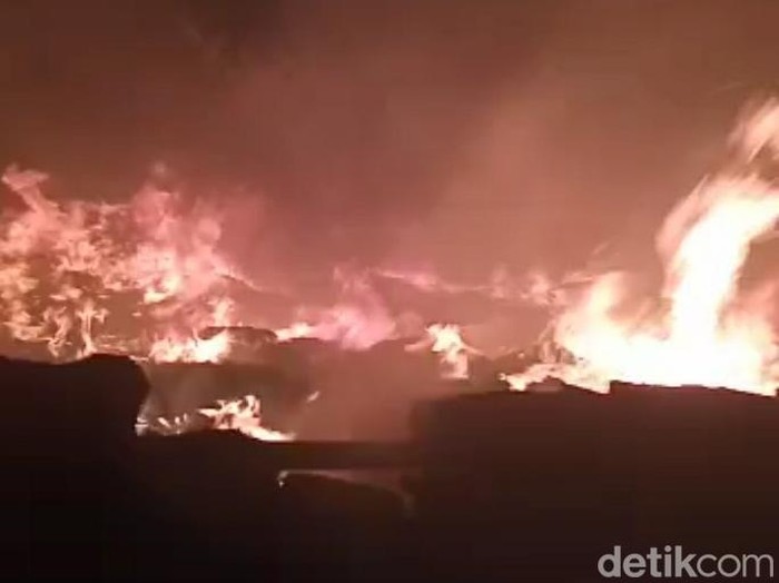 Kebakaran di Tempat Pembuangan Akhir (TPA) Kota Tegal, Jawa Tengah, Sabtu (2/9/2023) malam.