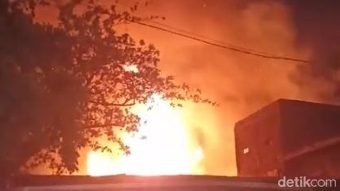 Kebakaran toko bangunan di Jalan Kenjeran, Surabaya