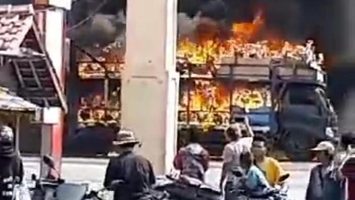 Truk pengangkut sepeda listrik terbakar di Brebes.