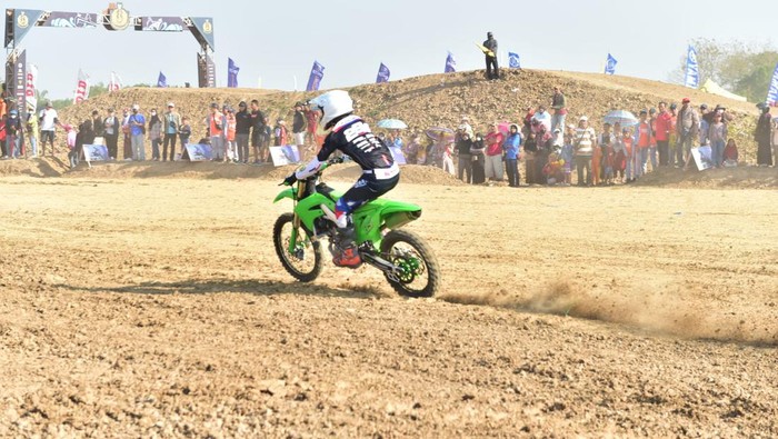 Kejuaraan grasstrack tingkat nasional dan pameran alutsista ini digelar di Sirkuit Jotosanur, Lamongan, selama tiga hari 1-3 September 2023.