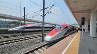 Indonesia patut bangga. Meski diwarnai dinamika, kereta cepat yang sudah lama diimpi-impikan itu selesai dibangun juga. Perjalanan ke Bandung dimulai dari stasiun Halim, Jakarta Timur pukul 10.30 WIB. (Ardhi Suryadhi/detikcom)