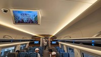 Kereta dilengkapi dengan kompartemen kabin atas dimana kita bisa menaruh barang-barang. (Ardhi Suryadhi/detikcom)