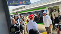 Menhub Budi Karya Sumadi turut hadir di rombongan ini. Dengan waktu tempuh hanya 30 menit, Anda tidak akan merasa jarak antara Jakarta-Bandung ini begitu jauh. (Ardhi Suryadhi/detikcom)