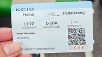 Seperti ini penampakan tiket Kereta Cepat Jakarta Bandung. Harga tiket kelas ekonomi santer disebutkan bakal di kisaran Rp 250 ribu. Sedang kelas bisnis bakal dibanderol di harga Rp 350 ribu. (Ardhi Suryadhi/detikcom)