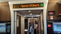 Kereta Cepat Jakarta Bandung ini mampu melaju hingga mencapai top speed 352 km per jam. Tak dinyana, 30 menit berselang, kereta cepat ini sudah memasuki akhir perjalanan ke Bandung. (Ardhi Suryadhi/detikcom)