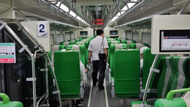 Penampakan dalam kereta feeder KCJB di Stasiun Padalarang