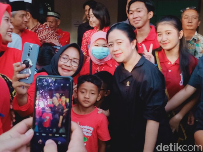 Ketua DPR RI, Puan Maharani saat kunjungan kerja penyerahan bantuan atasi stunting di Desa Jonggrangan, Kabupaten Klaten, Sabtu (2/9/2023).