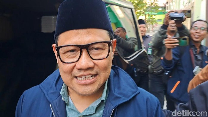 Ketum PKB Muhaimin Iskandar usai meminta izin ibundanya dan berziarah ke makam ayahnya di Jombang.