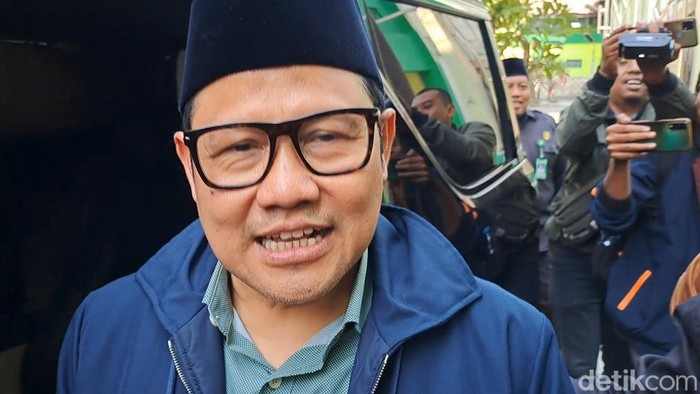 Ketum PKB Muhaimin Iskandar usai meminta izin ibundanya dan berziarah ke makam ayahnya di Jombang.