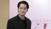 Kim Bum langsung tersenyum ketika memasuki area konferensi pers. (Foto: Atmi Ahsani Yusron/detikcom)