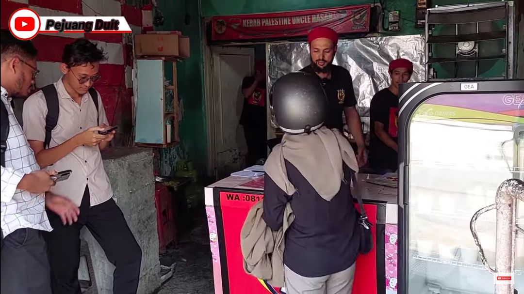 Kisah pria asal Palestina buka gerai kebab.