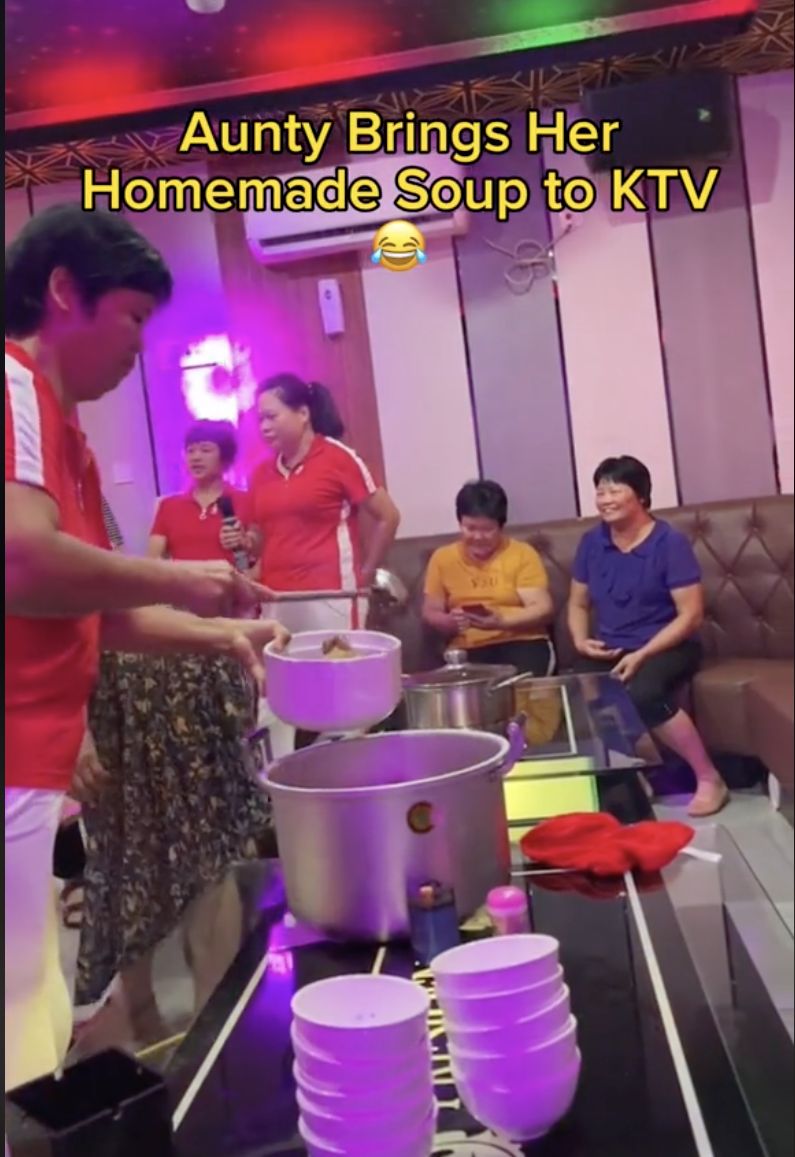 Kocak! Aksi Ibu-Ibu Bawa Sepanci Sup ke Tempat Karaoke