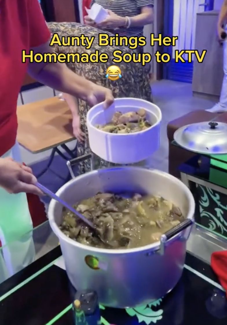 Kocak! Aksi Ibu-Ibu Bawa Sepanci Sup ke Tempat Karaoke