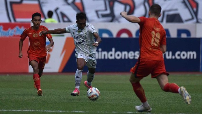 Laga Persija Jakarta vs Persib Bandung di Stadion Patriot Chandra Bhaga, Bekasi, Sabtu (2/9/2023).