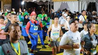 Salah satu yang mencuri perhatian yaitu peserta dengan kostum Mario Bross. “Selamat berlari Mario Bross. Sampai jumpa di garis finish,” ucap MC saat flag-off memberikan semangat kepada peserta kategori 10K Maybank Marathon 2023.