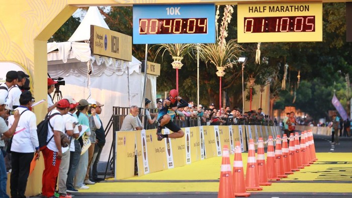 Bali-Maybank Indonesia menggelar ‘Elite’ label road race pertama, Maybank Marathon di Bali. Tak hanya sekadar lomba lari biasa, tapi juga menyuguhkan ragam kemeriahan di dalamnya.