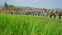 Acara itu menampilkan arak-arakan budaya dan pertunjukan hasil program Residensi Laku dalam Ruang di nagari tersebut.