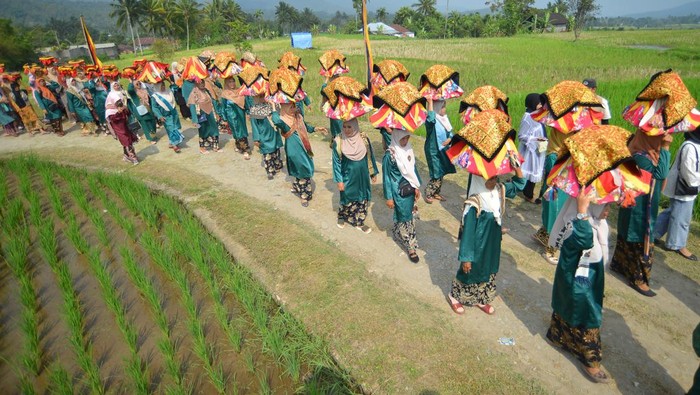 Melihat Kaum Ibu Ikut Arak-arakan Pekan Kebudayaan Nasional di Sumbar Pemain gendang mengiringi kaum ibu berarak-arakan jamba saat digelarnya Pekan Kebudayaan Nasional (PKN) 2023 di Batang Gadih, Nagari Batipuah Baruah, Tanah Datar, Sumatera Barat, Sabtu (2/9/2023). PKN yang digelar oleh Direktorat Jenderal Kebudayaan Kemendikbudristek bersama Komunitas Hitam Putih itu menampilkan arak-arakan budaya dan pertunjukan hasil program Residensi Laku dalam Ruang di nagari tersebut. ANTARA FOTO/Iggoy el Fitra/nym.
