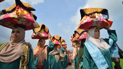 Melihat Kaum Ibu Ikut Arak-arakan Pekan Kebudayaan Nasional di Sumbar