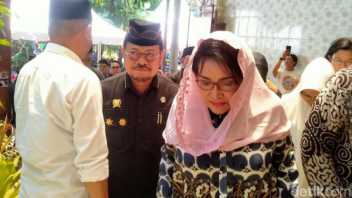 Mentan Syahrul Yasin Limpo didampingi istri saat melayat ke rumah duka mendiang Amin Syam.